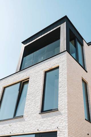 Stijlvolle BEN-nieuwbouwwoning te koop op een rustige, groene locatie met uitstekende bereikbaarheid nabij de E40 en het treinstation.<br /><br />Deze moderne houtskeletwoning combineert comfort, duurzaamheid en een eigentijdse uitstraling. De woning is uitgerust met een warmtepomp, zonnepanelen, ventilatiesysteem D en domotica, wat zorgt voor een energiezuinige en toekomstgerichte woonomgeving.<br /><br />De woning heeft een bewoonbare oppervlakte van 217 m², vier slaapkamers en twee badkamers en is praktisch ingedeeld over drie volwaardige verdiepingen. Op het gelijkvloers (64,5 m²) bevinden zich een ruime inkomhal met vestiaire, een lichtrijke leefruimte, open keuken, berging en gastentoilet. De eerste verdieping (62 m²) omvat twee ruime slaapkamers, dressing, badkamer, toilet en een groot dakterras met groen uitzicht. Op de tweede verdieping (59,5 m²) bevinden zich eveneens twee slaapkamers, bergruimte, toilet en een tweede badkamer.<br />Daarnaast is er nog een praktische zolderruimte van 31,5 m².<br />Extra troeven zijn de volledig aangelegde tuin en oprit, ingebouwde spots, de mogelijkheid tot het plaatsen van een carport en de afwerkingsvrijheid voor keuken en sanitair.<br />Indien gewenst kan de bouwheer deze afwerking uitvoeren.<br /><br />Totale prijs: € 549.000<br />Grondwaarde: € 140.000 (12% registratierechten)<br />Constructiewaarde: € 409.000 (21% BTW)<br /><br />Een ideale woning voor wie modern, energiezuinig en comfortabel wil wonen op een toplocatie.<br />meer info: https://3gheconstruct.be/te-koop/ressegemstraat-9550-herzele
