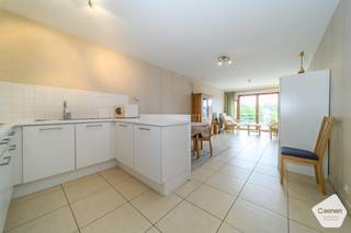 Op een absolute<strong> toplocatie in het charmante Sint-Idesbald</strong>, op wandelafstand van het strand, de zeedijk en de gezellige handelszaken, bevindt zich deze instapklare en zongerichte studio in de recente residentie De Smisse.<br /><br />Dankzij de <strong>uitstekende oriëntatie</strong> geniet u de hele dag van een overvloed aan natuurlijk licht en een aangenaam open uitzicht. De stijlvolle leefruimte sluit naadloos aan op de volledig uitgeruste open keuken, waardoor een ruimtelijk en eigentijds woongevoel ontstaat. De kwalitatieve afwerking en het moderne comfort maken deze studio volledig instapklaar.<br /><br />Vanop het zonnige balkon geniet u in alle rust van de levendige omgeving, terwijl u toch verzekerd bent van de nodige privacy.<br /><br /><strong>Troeven van deze eigendom:</strong>
<ul>
<li>Recente residentie De Smisse</li>
<li><strong>Centrale ligging op wandelafstand van zee, strand en winkels</strong></li>
<li>Zongerichte studio met veel natuurlijke lichtinval</li>
<li><strong>Instapklaar en afgewerkt met kwalitatieve materialen</strong></li>
<li>Volledig uitgeruste open keuken</li>
<li>Ruime en lichtrijke leefruimte</li>
<li><strong>Private staanplaats en kelderberging inbegrepen in de prijs</strong></li>
<li>Ideaal als tweede verblijf, vaste woonst of rendabele investering</li>
</ul>
Bent u op zoek naar een stijlvolle, <strong>onderhoudsvriendelijke studio</strong> op een toplocatie aan de Belgische kust? Dan is dit een opportuniteit die u niet mag missen.<br /><br /><strong>Contacteer ons vandaag nog voor meer informatie of een vrijblijvend bezoek!</strong>