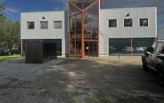 Op zoek naar een representatieve en praktische kantoorruimte in Turnhout? Dit moderne kantoorgebouw combineert comfort en bereikbaarheid. Troeven:...