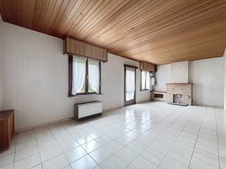 Ben je op zoek naar een eigendom dat je volledig naar eigen smaak kunt vormgeven?<br />Deze woning in Kruibeke biedt mogelijkheden voor wie op zoek is naar een grondige renovatie of de optie tot afbraak en wederopbouw wil onderzoeken.<br /><br />De huidige woning beschikt over een leefruimte, keuken, slaapkamer en badkamer. De bestaande indeling vormt een vertrekpunt voor wie de woning volledig wil vernieuwen en aanpassen aan de eigen wensen en behoeften.<br />Ook buiten is er heel wat ruimte aanwezig. De ruime tuin beschikt over een stalling en een serre, ideaal voor wie graag tuiniert of nood heeft aan extra bergruimte.<br />Vooraan bevindt zich een ruime oprit met een garage en twee autostaanplaatsen, wat zorgt voor voldoende parkeergelegenheid.<br /><br />Houten ramen met dubbel glas, elektrische verwarming en houtkachel.<br />Bron bewoonbare oppervlakte : EPC - certificaat<br />Renovatieverplichting residentiële gebouwen van toepassing. Meer info: https://www.vlaanderen.be/een-huis-of-appartement-kopen/renovatieverplichting-voor-residentiele-gebouwen<br /><br />Een eigendom met heel wat potentieel voor wie op zoek is naar een renovatieproject of de mogelijkheden van afbraak en wederopbouw wil bekijken.<br />Bel ons vandaag voor een bezoek in te plannen, 03/775.78.79.<br />Ben je ook van plan jouw eigendom te verkopen? Maak een afspraak voor een gratis schatting, wij maken er samen een succesverhaal van.<br />