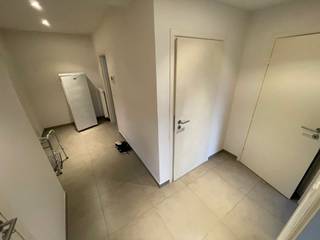 Gezellig appartement, gelegen op de gelijkvloerse verdieping (links) en bestaande uit: inkomhall met aparte wc en berging, leefruimte (31m²)...