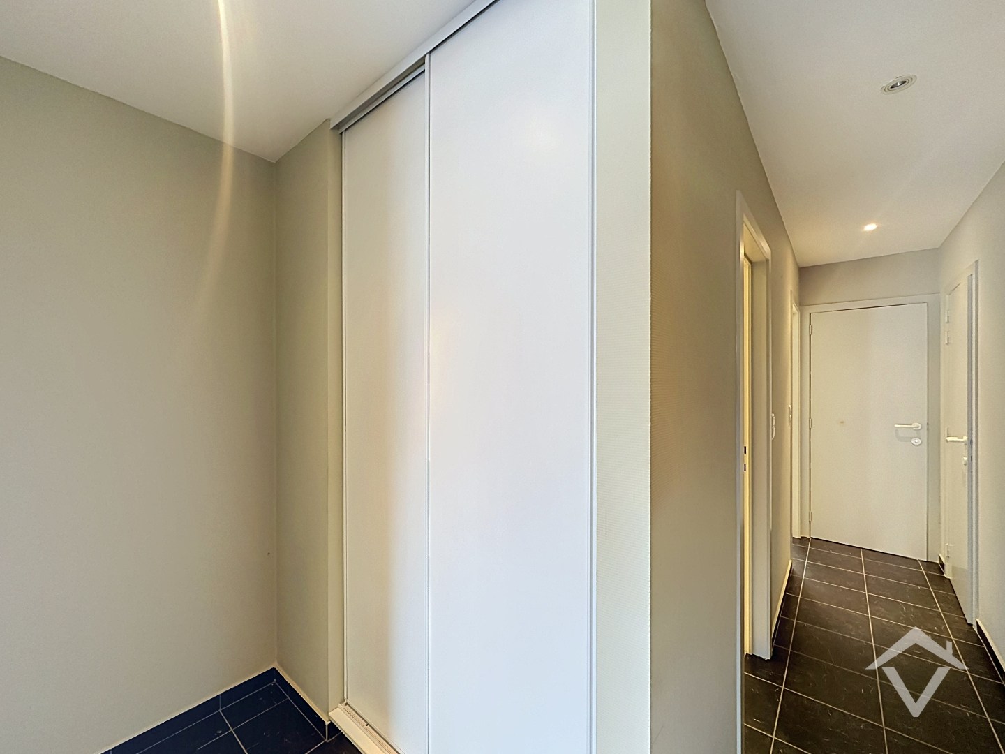 Instapklaar gelijkvloers appartement met twee slaapkamers, terras en ondergrondse parkeerplaats. - foto 4