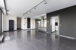 Bent u op zoek naar een dakappartement (114m²) met een panoramisch zicht? Dan is dit mogelijks wat u zoekt. Gelegen op de 4de verdieping van een verzorgd gebouw, combineert dit appartement stijl, comfort en een uitzonderlijk zicht..<br /><br />Indeling:<br />U komt binnen via de inkomhal. Deze leidt naar de ruime woonkamer (31m²) en de moderne open keuken voorzien van alle comfort. Aan de voorzijde van de lichtrijke woonkamer bevindt zich een ruim terras (50m²), perfect om in het zonnetje te ontspannen. De luifel kan u compleet afsluiten waardoor u het terras het hele jaar door kan gebruiken. Naast de keuken is er een polyvalente ruimte die momenteel dienst doet als wasplaats. Via de keuken kan u het tweede terras bereiken (17m²). De badkamer is voorzien van inloopdouche, enkele lavabo en handdoekradiator. Er is een apart gastentoilet voorzien. Verder zijn er nog twee slaapkamers (14m² &amp; 10m²) en een technische ruimte.<br /><br />De gemeenschappelijke kosten bedragen €80 per maand. Deze omvatten: provisie water, lift en minuterie gemeenschappelijke delen.<br /><br />Ligging:<br />Dit appartement is centraal gelegen nabij winkels, scholen en horeca. Het Wim Saerensplein ligt vlakbij en tram 5 stopt voor de deur, waardoor u in 5 minuten bij het Wijnegem Shopping Center bent en in 20 minuten in het historische hart van Antwerpen. <br /><br />Pluspunten: <br />- Twee ruime terrassen (50m² &amp; 17m²)<br />- Kwalitatieve afwerking<br />- Isolatie: dak, gevels en beglazing <br />- Airconditioning voorzien