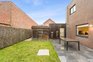 <strong>Roeselare-Centrum – UNIEK woonconcept gelijkvloers appartement met tuin, terras &amp; garage in hippe wijk OVERSTATIE</strong><br /><br />Welkom in OVERSTATIE, dé trendy en opkomende stadswijk van Roeselare! In deze recente <strong>nieuwbouw (2014)</strong>, gelegen in een rustige doodlopende straat, voelt het meteen als thuiskomen. Op wandelafstand van het station, de Ooststraat en Cityscoop combineert deze woonst het beste van rust én stadsleven.<br /><br /><strong>Dit gelijkvloers appartement </strong>met 2 slaapkamers biedt een verrassend ruim en luchtig gevoel. Via de aangename inkomhal (met aparte nutsruimte) kom je in de <strong>gezellige leefruimte</strong> met open, volledig uitgeruste keuken en extra berging. Grote raampartijen zorgen voor veel licht en een vlotte verbinding met buiten.<br />Buiten genieten? Absoluut! Het zonnige terras en de<strong> zuidgerichte tuin</strong> zijn niet alleen rustgevend, maar ook zeer onderhoudsvriendelijk. Een aparte tuinberging is eveneens voorzien.<br /><br /><u>De indeling omvat verder:</u><br />- een ruime slaapkamer en een tweede (kleinere) slaapkamer/dressing<br />- een moderne badkamer met grote inloopdouche en stijlvol lavabomeubel<br />- een apart hangtoilet<br /><br />🚗 Extra comfort &amp; ruimte<br />De zeer ruime, diepe garage met rechtstreekse toegang tot de tuin én een extra staanplaats vooraan bieden plaats aan 2 wagens — een absolute meerwaarde in het centrum.<br /><br />💡 Interessante investering of zorgeloos wonen<br />Laag EPC: 126 → energiezuinig wonen<br />Elektriciteit conform gekeurd<br />Lage syndicuskosten<br />Zonnescreens<br /><br /><strong>Realistische huurprijs: ± €750/maand</strong><br /><br />🚗 Garage verplicht bij aan te kopen: €25.000<br /><br />Betaalbaar, instapklaar en klaar om ontdekt te worden.<br /><strong>Een unieke kans voor koppels, alleenstaanden of investeerders die op zoek zijn naar een zorgeloze aankoop op toplocatie.</strong><br /><br />👉 Kom kijken en laat je verrassen!  Bel ons nu 051/62 40 40