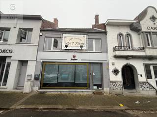 Deze voormalige brasserie heeft heel wat ruimte. jammer genoeg beschikken we enkel over de foto's aan de buitenzijde.Het gelijkvloers is praktisch...