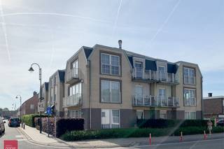 Gelegen op de eerste verdieping bestaande uit inkomhall met gastentoilet, ruime enorm lichtrijke living met aansluitend een volledig geïnstalleerde hedendaagse open keuken, eigentijdse badkamer met stijlvol badkamermeubel met dubbele lavabo, douche en ligbad, 2 volwaardige slaapkamers en berging. Aangenaam zuid-gericht terras. Aparte kelderberging, fietsenberging, afgesloten autostandplaats. Heel gunstig EPC 107.Gelegen op wandelafstand van alle winkels, het stadspark Baron Casier en de markt van Waregem. Volledig geschilderd en voorzien van kwalitatieve gordijnen.