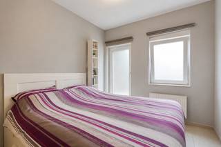 <p>In een aangenaam gebouw in hartje Buizingen bevindt zich dit <strong>compact appartement</strong> met <strong>twee slaapkamers</strong>. De ruimtes zijn praktisch ingedeeld en genieten van <strong>veel natuurlijk licht</strong>.</p>
<p>De <strong>keuken is goed uitgerust</strong> en sluit aan bij de leefruimte, wat zorgt voor een comfortabel geheel. Aan zowel de voor- als achterzijde is er een <strong>terras</strong>, ideaal om van de buitenlucht te genieten.</p>
<p>De ligging is <strong>zeer centraal</strong>, vlak bij <strong>scholen, winkels, het zwembad en het centrum van Halle</strong>. Ook openbaar vervoer en belangrijke verbindingswegen zijn gemakkelijk bereikbaar.<br />EPC D</p>
<p>Een <strong>praktisch en verzorgd appartement</strong> op een <strong>goede locatie</strong>.<br />Indien vragen / plaats bezoeken aarzel niet om ons te contacteren op het volgend gsm nr 0471/58 48 87<br /><br /></p>