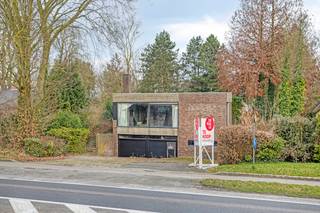 Langs de Maalse Steenweg bevindt zich dit verrassend ruim (378 m² bewoonbare oppervlakte), polyvalent huis (°1976 - EPC 249) op een perceel van 956m² te koop. Dit vrijstaand huis te koop biedt u naast een interessante (commerciële) ligging te Sint-Kruis (Brugge) tevens een lichtrijke woonkamer, polyvalente gelijkvloers (praktijkmogelijkheid, co-housing, kangoeroewoning...), 4 slaapkamers, dakterras, bureau, dubbele/inpandige garage, privatieve oprit voor enkele wagens aan.Indeling (circa 378 m² bewoonbare oppervlakte):Gelijkvloers (circa 214 m²):- Afzonderlijke inkomdeur tot deze polyvalente verdieping met mogelijkheid voor praktijk, co-housing, kangoeroewoonst, opslag...;- dubbele, inpandige garage + privatieve oprit met plaats voor enkele wagens;Eerste verdieping (circa 164 m²) toegankelijk via afzonderlijke inkomdeur:- Inkomhal met gastentoilet;- ruime, zonovergoten woonkamer voorzien van grote raampartijen, die u een uitzicht op groen / Ryckeveldebos biedt;- leefkeuken met praktische berging aansluitend;- 4 slaapkamers;- badkamer voorzien van ligbad, douche, dubbele lavabo in meubel;- bureau;- zonnig dakterras. De eigendom wordt aangeboden via de Power-sale formule. Op 13/12/2025 tussen 09:00 en 12:00 kan u de woning op afspraak komen bezichtigen en en bod uitbrengen. De vermelde prijs is een instelprijs.Aarzel zeker niet ons te contacteren indien dit bedrijfsvastgoed bestaande uit een kantoor met woonst te koop u mogelijks kan interesseren.