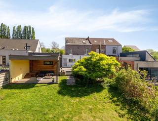Immo Pické biedt U deze uiterst rustig gelegen en perfect onderhouden woning aan gelegen in een residentiële omgeving omgeven door weilanden en natuurgebied. Hier kan je dan ook genieten van een leuke avondwandeling in de velden, een uitdagende fietstocht door de kleine veldweggetjes, ... .<br />We betreden deze instapklare woning via een ruime inkomhal (met gastentoilet) die uitgeeft op een ruime en lichtrijke woonkamer met aansluitende eetkamer. Naast de eetkamer bevindt zich een volledig geïnstalleerde keuken met ontbijthoek die naadloos aansluit bij het zeer ruim terras en de prachtige tuin. Ruime nieuwe garage met wasplaats aanwezig. Voor de garage bevinden zich nog twee open autostaanplaatsen.<br />Op de eerste verdieping bevinden zich 3 ruime slaapkamers (15m² - 14m² en 13m²) en een volledig ingerichte badkamer. <br />Aanwezigheid van een inrichtbare zolder bereikbaar met een vaste trap.<br />Deze instapklare woning wordt omgeven door een prachtige aangelegde tuin met 2 terrassen (ruim terras aan de eetkamer met een prachtig aansluitend overdekt terras achter de ruime vernieuwde garage). Alle aansluitingen zijn aanwezig voor het plaatsen van een jacuzzi om zo nog meer te kunnen genieten van de rust en de tuin.<br />Bijkomende informatie: EPC D (geen renovatieverplichting), centrale verwarming op gas 2017, vernieuwde dubbele beglazing 2015-2021, conforme elektrische installatie tot 2038, regenwaterput aanwezig,....