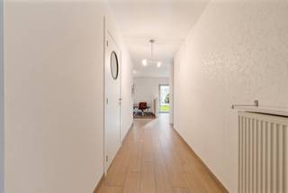 Deze multifunctionele kangeroewoning bevindt zich op een rustige locatie in hartje Turnhout. Deze eigendom is ideaal voor gemengd gebruik zoals het delen van de woning met een inwonende ouder of kind of als woning met gelijkvloerse praktijk/bureauruimte. De woning is gerenoveerd in 2021 waardoor ze volledig instapklaar en energiezuinig (EPC B) is.<br /><br />Op het gelijkvloers bevindt zich een ruime inkomhal met vestiaire, een grote inpandige garage met hoge sectionale poort en achteraan een volledig uitgeruste studio. Deze bestaat uit een keuken, badkamer met toilet en inloopdouche, een leefruimte, berging en een slaapkamer. Vanuit de leefruimte heeft u toegang tot de gezellige tuin.<br /><br />De eerste verdieping brengt ons tot de tweede woonst met een lichtrijke woonkamer, moderne keuken, berging/wasplaats, apart toilet en een zeer ruim overdekt dakterras.<br /><br />Op de tweede verdieping bevinden zich drie ruime slaapkamers, waarvan één ingericht als dressing met ingemaakte kasten, en een badkamer uitgerust met ligbad en douche. Via een vlizotrap bereikt u bovendien de geïsoleerde zolder, ideaal als extra bergruimte.<br /><br />Bijzonderheden:<br />- Mutifunctionele kangeroewoning<br />- Centraal gelegen vlakbij scholen, winkels, openbaar vervoer en vlotte verbinding met autostrade<br />- Gerenoveerd in 2021 (nieuwe ramen, gelijkvloerse verdieping volledig vernieuwd)<br />- Rolluiken<br />- Inpandige garage met hoge sectionale poort