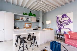 Ontdek dit charmante en lichtrijke bemeubeld appartement met twee slaapkamers, gelegen op een absolute toplocatie aan de Sint-Jansvliet, vlakbij de Scheldekaaien. Dit appartement combineert comfortabel wonen met de levendigheid van de stad, vlak bij gezellige restaurants, winkels en openbaar vervoer.<br /><br />Bij het binnenkomen word je meteen ondergedompeld in een warme, uitnodigende sfeer. De ruime leefruimte baadt in natuurlijk licht en vormt de perfecte plek om te ontspannen of gasten te ontvangen. Aansluitend vind je een volledig uitgeruste keuken met kwalitatieve inbouwtoestellen waar koken een plezier wordt.<br /><br />Het appartement is smaakvol ingericht met kleurrijke, karaktervolle meubels die meteen sfeer brengen. De levendige accenten en doordachte combinaties geven de ruimte een unieke, gezellige uitstraling.<br /><br />Het appartement beschikt over twee volwaardige slaapkamers, ideaal voor een koppel, klein gezin of als combinatie van wonen en thuiswerken. De badkamer is voorzien van een inloopdouche en ruime lavabo.<br /><br />kortom, een plek waar stijl, comfort en locatie perfect samenkomen<br /><br />Huurprijs: 1.650,00 EUR/maand<br />Kosten: 250,00 EUR/maand (incl. nutsvoorzieningen)<br />Beschikbaarheid: 05/10/2026<br /><br />Interesse?<br />Contacteer LISTED voor een bezoek: +32 3 283 51 51.