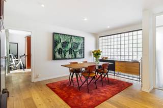 Deze ruime, instapklare woning is prima gelegen aan de Solftplaats in Berendrecht: rustig en toch midden in het centrum van het dorp. Winkels, scholen en openbaar vervoer zijn allemaal op wandelafstand bereikbaar. Hoewel het pand een eengezinswoning is, werd het momenteel ingericht als 2 aparte woonunits waardoor het kan dienen als kangoeroe- of zorgwoning. Binnenkomen doet u via een aparte inkomhal op tegelvloer, vanwaar u rechtstreeks toegang heeft tot een ruime en bijzonder lichte woonkamer op parketvloer. Grenzend aan de woonkamer bevindt zich de in 2010 vernieuwde keuken, uitgerust met alle hedendaags comfort. Verder vindt u op het gelijkvloers nog een ruime slaapkamer met ensuite douchekamer, een apart toilet, een bureau en een achterinkom/wasplaats. Het bureau zou mogelijks nog kunnen dienen als extra slaapkamer. Een open trap in de leefruimte leidt naar de woonunit op de 1e verdieping. U komt boven in de hal op tegelvloer. Via een dubbele glazen deur bereikt u de woonkamer met open keuken, waar grote ramen opnieuw heel wat daglicht naar binnen trekken. Op de 1e verdieping zijn verder nog 2 volwaardige slaapkamers, een berging en een badkamer met ligbad, douche, toilet en dubbele wastafel met meubel aanwezig. Via schuiframen in de woonkamer heeft u toegang tot de 2 zuid-georiënteerde terrassen op de bovenverdieping. Het perceel heeft een totale oppervlakte van 605m². De toffe, zuid-georiënteerde tuin is een heerlijke plek om volop van de buitenlucht te genieten. Het overdekte terras leent zich uitstekend voor het creëren van een gezellige loungehoek of bar. Verder beschikt de tuin nog over een praktische tuinberging en een gemetste garage. Uw wagen kan u makkelijk parkeren in de grote garage. Ook de oprit biedt voldoende plek om meerdere wagens kwijt te kunnen op eigen terrein.