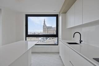 Dit appartement op de tweede verdieping is gelegen op een toplocatie in Antwerpen, met een uniek uitzicht op de Schelde en de jachthaven...