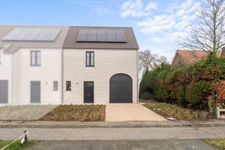 Bent u klaar om te verhuizen naar 1 van deze laatste 2 nieuwbouwwoningen in dit kleinschalige project? Dat kan, de woningen werden namelijk zorgvuldig afgewerkt en zijn bijgevolg instapklaar. <br />De woningen zijn centraal gelegen op een boogscheut van Maldegem centrum. Je geniet er op fietsafstand van alle faciliteiten zoals scholen, openbaar vervoer, winkels, ... bovendien heb je een vlotte verbinding richting binnenland en de kust. <br /><br />De absolute troeven van deze woning zullen toch wel het open zicht zijn alsook de energiezuinigheid. Met andere woorden, woningen die klaar zijn voor de toekomst. <br /><br />De woningen zijn ingedeeld als volgt: <br />Gelijkvloers: inkomhal met gastentoilet - open leefruimte met zithoek, eetplaats en keuken, deze is voorzien van alle comfort - garage waar eveneens plaats voorzien is voor de wasplaats alsook extra bergruimte <br />1e verdieping: 4 volwaardige slaapkamers, badkamer voorzien van douche, ligbad en dubbele lavabo alsook een afzonderlijk toilet. <br /><br />Buitenaanleg: oprit met extra parkeermogelijkheid, terras en tuin met adembenemend zicht. <br /><br />Benieuwd naar deze woningen? <br />Contacteer Bonne Vastgoed 7 op 7 via 050/73.73.73 of info@bonnevastgoed.be voor meer info of bezoek.
