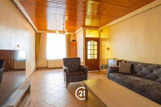 <p>Bent u op zoek naar een te renoveren woning met 4 slaapkamers en een buitenruimte in Gent? Dan hebben wij precies wat u zoekt!</p><p>Deze te renoveren woning is gelegen in de Cederstraat in Gent, een rustige en aangename straat op korte afstand van het stadscentrum. In de nabije omgeving vindt u tal van winkels, scholen, openbaar vervoer en alle nodige voorzieningen. Bovendien geniet u hier van een uitstekende bereikbaarheid dankzij de nabijheid van belangrijke invalswegen en diverse openbaarvervoersmogelijkheden. Dankzij deze gunstige ligging combineert de woning het comfort van rustig wonen met de nabijheid van het bruisende stadsleven — ideaal voor wie centraal en comfortabel wil wonen.</p><p>Indeling:</p><p>GLV: Bij binnenkomst betreedt u de inkomhal, die toegang biedt tot de leefruimte. Vanuit de leefruimte bereikt u de keuken, die aansluit op de badkamer en de buitenruimte.<br />1steV: Via de trap in de leefruimte komt u terecht in de nachthal, die toegang geeft tot twee slaapkamers.<br />2deV: Via de trap bereikt u een tweede nachthal, die leidt naar nog twee slaapkamers.</p><p>Deze woning biedt tal van mogelijkheden voor wie op zoek is naar een renovatieproject met veel potentieel op een gunstige locatie in Gent.</p><p>Interesse? Contacteer ons gerust voor meer informatie of om een bezoek in te plannen.</p>