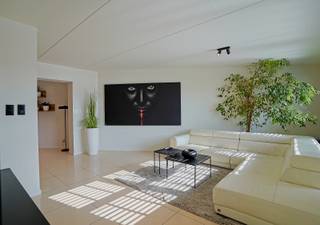 <strong><span>Altijd gedroomd van wonen in het centrum van Londerzeel, maar toch weg van de drukte?</span></strong><br />Dit duplex appartement biedt het beste van beide werelden. Slechts de hoek om en u bevindt zich meteen in het centrum met tal van horecazaken en winkels. Bovendien hoeft u met het Heldenplein voor de deur nooit te zoeken naar een parkeerplaats.<br />Het appartement werd gebouwd in 2006 en is perfect instapklaar.<br /><strong><span>Indeling:</span></strong><br />Bij het binnenkomen vindt u een inkomhal met gastentoilet en een praktische berging. De lichtrijke en moderne woonkamer sluit aan op een open keuken, wat zorgt voor een aangename leefruimte.<br />Op de verdieping bevinden zich een nachthal, een badkamer en twee volwaardige slaapkamers. De derde kamer kan perfect dienstdoen als bureau, dressing of extra slaapkamer.<br />Bovendien is dit appartement bijzonder onderhoudsvriendelijk, aangezien er geen tuin of terras is. Ideaal voor wie centraal wil wonen en liever geniet van de vele horecazaken en voorzieningen in de onmiddellijke omgeving dan tijd te besteden aan tuinonderhoud.<br />Referentie: 5634
