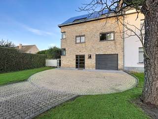 Te huur: ruime halfopen woning in Meise, gelegen in een groene en landelijke omgeving, nabij scholen en openbaar vervoer.Deze woning uit 1996...