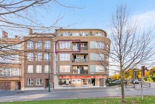 <p>Dit mooie appartement met 1 slaapkamer in Anderlecht is gelegen op de derde verdieping van een kleinschalige residentie met lift en biedt een aangename woonomgeving nabij openbaar vervoer en diverse handelszaken. De ligging aan de Prins van Luiklaan zorgt voor een vlotte bereikbaarheid en een mooi evenwicht tussen stedelijk wonen en groen uitzicht.</p><p>Bij het binnenkomen kom je terecht in een inkomhal die toegang geeft tot de verschillende ruimtes van het appartement. De lichtrijke leef- en eetruimte van 25,6 m² vormt het hart van de woning en geniet van een aangename lichtinval dankzij de gunstige oriëntatie. Aansluitend bevindt zich de geïnstalleerde keuken, die directe toegang biedt tot een gezellig terras waar je kan genieten van een rustige buitenruimte.</p><p>Het appartement beschikt over één slaapkamer, ideaal als comfortabele slaapruimte of voor een compacte en praktische indeling. De badkamer is uitgerust met een wastafel en een bad met douchecombinatie. Daarnaast is er een apart toilet, wat zorgt voor extra comfort.</p><p>Een bijkomende troef is de private kelderberging, die extra opbergruimte biedt en bijdraagt aan het praktisch gebruik van het appartement.</p><p>Recentelijk werd het gebouw voorzien van een totaal nieuwe verwarmingsinstallatie. De installatie van een nieuwe lift is een aanzienlijk project dat gerealiseerd werd in 2025-2026.</p><p>Dankzij de ligging geniet je niet alleen van een vlotte bereikbaarheid via openbaar vervoer en nabijheid van winkels, maar ook van een aangenaam uitzicht op een groene omgeving. Dit maakt het appartement bijzonder aantrekkelijk voor wie op zoek is naar een rustige woonplek in de stad.</p><p>De combinatie van lichtinval, ligging en praktische indeling maakt dit een interessante opportuniteit voor zowel eigen bewoning als investering. Contacteer ons voor meer informatie of plan een bezoek en ontdek zelf de troeven van dit appartement.</p><p>EPC 177 kWh/m²<br />Elektriciteit niet conform</p>