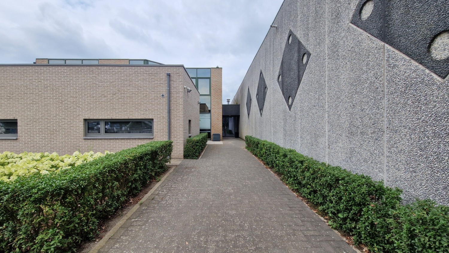 Kantoorruimtes met sanitair, kitchenette en parkeerplaatsen - foto 5