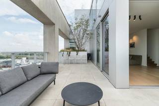 Bent u op zoek naar ongeëvenaarde luxe en ruimte in het hart van de stad? Deze exclusieve penthouse te koop op de 13e verdieping in de vooruitstrevende wijk Nieuwe Dokken, biedt een zeldzame mix van rust, comfort en een uitmuntende bereikbaarheid. Op wandelafstand van het historische centrum, horeca en scholen, woont u hier op een bruisende toplocatie aan het water.<br /><br />Het interieur koppelt een doordachte indeling aan pure klasse en hoogwaardige materialen. De luxueuze, open keuken vormt een absolute eyecatcher voor fijnproevers, compleet uitgerust met state-of-the-art inbouwtoestellen en een ingebouwde wijnfrigo. De naadloze overgang naar de ruime leefruimte en de grote raampartijen creëren een overweldigend gevoel van licht, openheid en elegantie.<br /><br />De woning beschikt over drie ruime, flexibel in te richten slaapkamers. De master bedroom geniet van een strakke en-suite inloopdouche. Een tweede, volwaardige badkamer met ligbad en aparte douche garandeert optimaal comfort voor bewoners of gasten.<br /><br />Rondom het appartement lopen indrukwekkende terrassen. Hier geniet u de hele dag in volledige privacy van de zon en een ongeëvenaard panoramisch uitzicht over het water, de havenomgeving en de iconische Gentse torens. Een private ondergrondse parkeerplaats (optioneel aan te kopen) met directe lifttoegang maakt dit exclusieve plaatje compleet.<br /><br />Troeven:<br />- Uitzonderlijk panoramisch uitzicht vanop kamerbrede terrassen<br />- High-end afwerking met exclusieve open keuken<br />- Uitmuntende bereikbaarheid in een duurzame, vernieuwende stadswijk<br /><br />Bestuursmaatregelen in het maatregelenregister: nee
