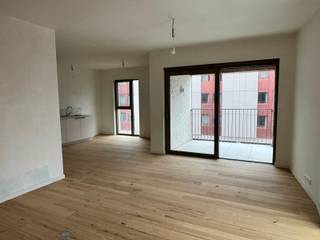 <p><strong>Te huur: stijlvol nieuwbouwappartement in hartje Leuven !</strong></p>
<p>Op zoek naar een modern en comfortabel appartement op een toplocatie? Dan is dit iets voor jou!</p>
<p>In een <strong>energie­neutraal nieuwbouwproject</strong> met een <strong>grote gemeenschappelijke parktuin</strong> verhuren wij dit prachtige <strong>1-slaapkamerappartement</strong> op de <strong>derde verdieping</strong> (lift aanwezig). Rustig gelegen <strong>binnen de ring</strong>, tussen de Brusselsestraat en de Kaboutermansstraat — alles wat Leuven te bieden heeft ligt op wandelafstand.</p>
<h3>Indeling &amp; comfort</h3>
<ul>
<li>
<p><strong>76 m² woonoppervlakte</strong>, inclusief <strong>6 m² terras met avondzon</strong></p>
</li>
<li>
<p><strong></strong>Inkomhal met apart toilet</p>
</li>
<li>
<p>Berging met aansluiting voor wasmachine</p>
</li>
<li>
<p>Badkamer met douche</p>
</li>
<li>
<p>Lichtrijke leefruimte met <strong>open, volledig uitgeruste keuken</strong><br />(vaatwas, combi-oven, koelkast)</p>
</li>
<li>
<p><strong>Vloerverwarming</strong> en <strong>mooie houten vloer</strong> voor extra wooncomfort</p>
</li>
<li>
<p><strong>Ondergrondse parkeerplaats (EV-ready)</strong></p>
</li>
<li>
<p><strong>2 fietsplaatsen</strong></p>
</li>
<li>
<p><strong>Privatieve kelderberging</strong></p>
</li>
<li>
<p><strong></strong>Schilderwerken worden afgerond <strong>januari 2026</strong></p>
</li>
<li>
<p><strong></strong><strong>Beschikbaar vanaf februari 2026</strong></p>
</li>
</ul>
<p>Een ideaal appartement voor wie modern, energiezuinig en centraal wil wonen in Leuven, met toch rust en groen rondom.</p>
<p></p>