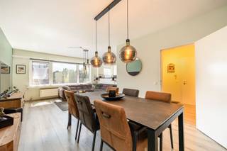 <p><span>Lichtrijk en energiezuinig 2-slaapkamerappartement met terras en garage</span></p><p><span>Ben je op zoek naar een verzorgd en instapklaar appartement op een rustige locatie in Ekeren? Dit lichtrijke appartement van ca. 90 m² op de eerste verdieping van Kouter 30 combineert ruimte, modern comfort en een uitstekend EPC B-label.</span></p><p><span>De highlights:</span></p><ul><li><span>Uitstekend EPC B-label</span><span> (119 kWh/m² jaar): Zorgeloos en energiezuinig wonen.</span></li><li><span>Heerlijk terras</span><span> met een verrassend groen zicht.</span></li><li><span>Parkeercomfort:</span><span> Inclusief private garage én een carport.</span></li><li><span>Lichtrijke leefruimte</span><span> met grote raampartijen en een volledig uitgeruste keuken.</span></li><li><span>2 volwaardige slaapkamers</span><span> en een moderne badkamer met inloopdouche.</span></li></ul><p><span>Indeling en afwerking:</span><span> Via de uitnodigende inkomhal stap je binnen in de royale leefruimte, waar zithoek en eetplaats naadloos in elkaar overvloeien. Grote raampartijen zorgen voor een overvloed aan natuurlijk daglicht. De aangrenzende keuken is modern en functioneel uitgerust met kwalitatieve inbouwtoestellen en biedt royaal veel werk- en opbergruimte.</span></p><p><span> Het appartement beschikt over twee volwaardige slaapkamers, een aparte praktische berging, een toilet en een eigentijdse badkamer voorzien van een comfortabele inloopdouche en wasaansluiting. Aansluitend op de slaapkamers bevindt zich het terras: een heerlijke buitenplek met een rustgevend groen uitzicht.De inbegrepen garage én de bijhorende carport maken het plaatje compleet.</span></p><p><span>Over de buurt:</span><span> De Kouter is uiterst rustig gelegen in een aangename woonwijk in Ekeren. Je woont hier in een groene en kindvriendelijke omgeving met winkels, scholen en openbaar vervoer binnen handbereik. Bovendien geniet je van een snelle verbinding naar de Antwerpse Ring en de belangrijkste invalswegen.</span></p><p><span>Interesse in een bezoek? Neem vandaag nog contact met ons op via 03/646.66.55 of lynn@sinjoor.be!</span></p>