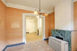 <p><span>Bent u op zoek naar een interessante woning in centrum Wetteren met tal van mogelijkheden om volledig naar uw eigen smaak te renoveren? Dan is deze gezinswoning in Wetteren precies wat u zoekt. Met een charmante voorgevel, vier volwaardige slaapkamers, en een tuin biedt deze woning een uitstekende basis voor wie ruimte en potentieel centraal stelt.</span></p><p><span> </span></p><p><span>De woning geniet bovendien van een gunstige ligging, vlakbij scholen, winkels en openbaar vervoer, en met een vlotte verbinding naar de belangrijkste invalswegen.</span></p><p><span> </span></p><p><span>Via de inkomhal bereikt u een polyvalente voorplaats die perfect dienst kan doen als bureau, hobbyruimte of extra zithoek. De leefruimte/ eetkamer sluit mooi aan op de achterliggende keuken en berging.</span></p><p><span>Op de eerste verdieping vindt u 2 ruime slaapkamers. Daarnaast is er een zolder aanwezig met vaste trap, waar nogmaals 2 zolderkamers kan gevonden worden. Extra bergruimte kan gevonden worden in de kelder. </span></p><p><span> </span></p><p><span>Buiten geniet u van een aangename tuin met terras, ideaal om tot rust te komen.</span></p><p><span> </span></p><p><span>Hoewel de woning renovatie vereist, biedt ze een sterke structuur en tal van mogelijkheden om er uw droomwoning van te maken.</span></p><p><span> </span></p><ul><li><span>EPC: 450 kWh/m² – Label E (renovatieverplichting van toepassing)</span></li><li><span>Asbestveilig</span></li></ul><p><span>Voor meer informatie of een bezoek, contacteer Quinten van Immo Zone via 0485/02.48.04 of per mail op <span>quinten@immo-zone.be</span></span><span>.</span></p><p><span> </span></p><p><span>Alle documenten zijn raadpleegbaar via <span>www.immo-zone.be</span></span><span>.</span></p><p><span> </span></p>
