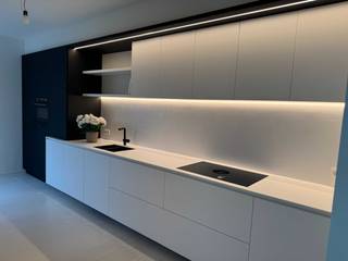 DE LAATSTE half open woning van het woonerf met eigen aangelegde tuin (achteringang) Supergroot terras. Grote living en designkeuken met...