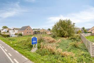 <strong>Bouwgrond voor open bebouwing op perceel van 6a 26ca te koop in Laakdal</strong><br /><br />Op de Nieuwe Baan, nabij het centrum van Vorst (Laakdal), bevindt zich deze bouwgrond gelegen op een perceel van 6a 26ca. De ligging biedt een ideale balans tussen het landelijke gevoel en de nabijheid van de E313. Op korte afstand van Nieuwe Baan in Laakdal vind je ook diverse winkels, restaurants en scholen terug.<br /><br />Deze bouwgrond van 6a 26ca is geschikt voor open bebouwing. Het perceel heeft een straatbreedte van 16,00m en de diepte van het perceel bedraagt 35,70m.<br /><br />Bouwvoorschriften: <br />De voorgevel dient minimum 7m breed te zijn. Voor de zijgevels dient er steeds minimum 3m van de perceelsgrenzen gebleven te worden. De achtergevel dient op minimum 8m achter de voorgevel en binnen de bouwstrook geplaatst te worden. De dakvorm mag in een schuin dak met helling van minimum 10° en maximum 60°. Een plat dak is toegelaten op uitbouwen en op bijgebouwen. <br /><br />Bouwvoorschriften en het verkavelingsplan zijn beschikbaar. Voor verdere stedenbouwkundige inlichtingen kan je contact opnemen met ons kantoor.<br /><br />Is deze bouwgrond iets voor jou? Contacteer ons via info@bosmanvastgoed.be voor meer info. Wij helpen jullie graag verder!