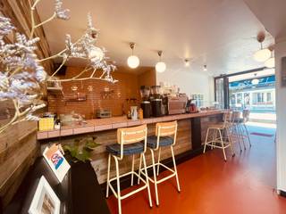<strong>Karaktervol handelspand op toplocatie in hartje Gent</strong><br />Op een uitstekende commerciële ligging in het centrum van Gent, aan de Annonciadenstraat 4, bevindt zich dit volledig gerenoveerde en instapklare handelspand. Gelegen vlak bij de Kouter, de Veldstraat, het Oud Justitiepaleis, een tramhalte en de kunstcampus van LUCA School of Arts, geniet deze handelsruimte van een uitstekende zichtbaarheid en een vlotte bereikbaarheid. De aanwezigheid van studenten, buurtbewoners, shoppers en toeristen zorgt voor een gevarieerd en constant klantenpotentieel.<br /><br />Bovendien bevindt het pand zich tegenover populaire horecazaken zoals Jan van Gent en Amaro, wat zorgt voor een levendige omgeving en een constante passage van bezoekers.<br /><br />Het gelijkvloers bestaat uit een ruime, open en lichtrijke handelsruimte in L-vorm met een stijlvolle toogzone, een grote lichtstraat en ruimte voor keuken- of bereidingsmogelijkheden. De brede voorgevel is uitgerust met grote openvouwbare raampartijen die volledig geopend kunnen worden, waardoor een aangename binnen-buitensfeer ontstaat. Het inpandige terras vormt een extra troef en biedt de mogelijkheid om klanten comfortabel te ontvangen zonder dat er terrasbelasting verschuldigd is.<br /><br />Op de eerste verdieping bevinden zich twee afzonderlijke toiletten, een lavabo en een praktische berging. Daarnaast beschikt het pand over een ruime kelder met ingebouwde koelcel en extra opslagruimte.<br /><br />Dit pand is bijzonder geschikt voor een koffiebar, brunchzaak, lunchconcept, tearoom, aperitiefbar, wijnbar of andere daghoreca. Dankzij de flexibele indeling zijn ook andere commerciële invullingen mogelijk.<br /><strong>Avondhoreca en nachtwinkels komen niet in aanmerking.</strong><br /><br /><strong>Troeven</strong><br />• Commerciële topligging in het centrum van Gent<br />• Vlak bij tramhalte en LUCA School of Arts (Campus Sint-Lucas)<br />• Vlak bij belangrijke winkelstraten<br />• Tegenover gevestigde horecazaken<br />• Grote openvouwbare raampartijen over de volledige gevelbreedte<br />• Inpandig terras zonder terrasbelasting<br />• Ruime kelder met koelcel en opslagmogelijkheden<br />• Ideaal voor koffiehuis, brunch-, lunch-, tearoom- of aperitiefconcept<br /><br /><strong>Beschikbaar: onmiddellijk</strong><br /><br />Interesse in een bezoek of meer informatie?<br /><br />📧 tine@tvevastgoed.be - 📞 0474 97 00 22<br />Bezoeken uitsluitend op afspraak.<br /> 