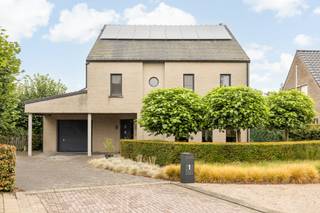 <strong>Uiterst ruime gezinswoning met 5 slpk, 2bdk gelegen in een doodlopende straat omgeven door veel groen en een agrarische omgeving. EPC label B<br /><br />Indeling: 0:</strong> inkomhal - leefruimte - keuken - wasplaats - garage - terras met tuin <strong>+1:</strong> 5 slpk - badkamer <strong>+2: </strong>zolder<br /><br /><strong>Ligging:</strong> Gelegen in een rustige en residentiële straat van het landelijke Wortel. Hier combineert het aangename karakter van een dorpse omgeving met een vlotte bereikbaarheid met Hoogstraten en omliggende gemeenten. Op een boogscheut van Wortel kolonie, troef voor fiets- & wandelliefhebbers maar ook horeca, scholen, openbaar vervoer bevindt zich hier op korte afstand.<br /><br /><strong>Beschrijving:</strong> Bij het betreden van de inkomhal waarnemen we direct de 2 grote troeven van deze woning namelijk ruimte en licht. Zowel de leefruimte als de verdieping zijn voorzien van ruimte en comfort en baden in het licht. De royale leefruimte geniet van zeer veel lichtinval en biedt comfort en ruimte met een direct verbinding met de keuken. Beide genieten van het zicht op de ruime tuin waar het vooral genieten is in alle rust en privacy.<br />De verdieping is voorzien van 5 aangename en ruime slaapkamers waarvan nog de mogelijkheid bestaat om de zolderverdieping mee te integreren als extra ruimte/slaapkamer/hobbyruimte/... . Tevens is er ook een grote badkamer voorzien met meubel en ligbad.<br />Verder geniet deze woning nog van een extra wasplaats met douche in bad alsook een inpandige garage.<br /><br />Troeven hier zijn vooral de aangename ruime vertrekken, veel natuurlijk lichtinval, zonnepanelen, ... waardoor deze woning de ideale woning is voor wie opzoek is naar ruimte!<br /><br />Kortom! Ideale gezinswoning!<br /><br />Bijzondere informatieplicht in aanvraag.