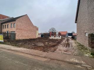 Gezien de breedte van het perceel (ca. 19 meter) zijn er meerdere mogelijkheden voor de realisatie van een bouwproject. Zowel de combinatie van...