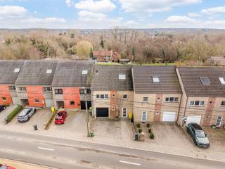 Deze mooie woning waarvan de tuin deels gelegen is in en grenst aan natuurgebied werd gebouwd in 2002. Het einde van de tuin waar men een uitweg...