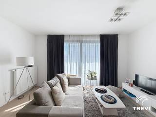 <p><strong>ETTERBEEK : </strong>Gelegen in de Europese wijk, vlakbij alle Europese instellingen, het openbaar vervoer en winkels, in het project "Belview", mooi ONGEMEUBELD appartement met 1 slaapkamer van ±67 m², gelegen op de 6e verdieping met lift. Het appartement bestaat uit een inkomhal met ingebouwde opbergkasten, een toilet, een technische ruimte, een volledig uitgeruste keuken (oven, kookplaat, dampkap, koelkast, diepvriezer en vaatwasser), een woonkamer van ±17 m², een zuidgericht terras van ±5 m² en een slaapkamer van ±14 m² met aangrenzende badkamer voorzien van een wasmachine en droogkast. Een kelder nr. 46 en een overdekte parkeerplaats nr. 29 zijn inbegrepen. Kosten: forfait van 100€/maand voor de gemeenschappelijke delen, plus een voorschot van 90€/maand voor warm water en verwarming. Eenmalige verhuisvergoeding van 50€ en 100€/jaar voor de afstand van verhaalverzekering. EPC: B+ Beschikbaar vanaf 01/11/2026.</p>
<p></p>
<p><u>Op de 6e verdieping</u> :</p>
<ul>
<li>Inkomhal met ingebouwde kasten</li>
<li>Toilet</li>
<li>Technische ruimte</li>
<li>Volledig uitgeruste keuken (oven, kookplaat, dampkap, koelkast, diepvriezer en vaatwasser)</li>
<li>Woonkamer ±17 m²</li>
<li>Zuidgericht terras ±5 m²</li>
<li>Slaapkamer ±14 m² met aangrenzende badkamer, wasmachine en droogkast</li>
</ul>
<p><br />Kelder nr. 46 en overdekte parkeerplaats nr. 29 inbegrepen.</p>
