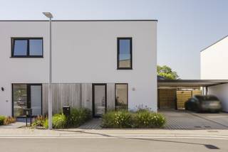 In een doodlopende straat, in een recente en bijzonder rustige woonwijk, vinden we deze halfopen BEN-woning uit 2022. De woning combineert modern wooncomfort met een aangename, praktische indeling en is dan ook ideaal voor wie op zoek is naar een eerste eigen nest.<br /><br />Bij het binnenkomen is er een inkomhal met vestiairekast en gastentoilet. Via de glazen deur kom je in de ruime, open leefruimte, waar een gezellige tv-hoek, eetplaats en moderne open keuken mooi in elkaar overvloeien. De keuken beschikt over een praktisch eiland en is volledig uitgerust met de nodige toestellen, waaronder een koelkast, vaatwasser, microgolfoven en oven. Aansluitend is er een handige berging die eveneens dienstdoet als wasplaats.<br /><br />Op de eerste verdieping bevinden zich twee ruime slaapkamers, een badkamer met badkamermeubel, inloopdouche en ligbad en daarnaast nog een praktische bergruimte.<br /><br />Buiten geniet je van een aangename, zuidelijk georiënteerde tuin waar het heerlijk vertoeven is. Dankzij de gunstige oriëntatie kan je hier volop genieten van de zon en van de rust. In de tuin is bovendien een handige tuinberging voorzien. Langs de woning bevindt zich een carport met laadpaal, ideaal voor wie elektrisch rijdt.<br /><br />De woning is uitgerust met zes zonnepanelen, goed voor een vermogen van 1.980 Wp, een ruime regenwaterput van 7.500 liter en een ventilatiesysteem D. Dankzij de recente bouw geniet je hier bovendien van de voordelen van een energiezuinige BEN-woning.<br /><br />De ligging maakt het plaatje compleet. De woning bevindt zich in een rustige en kindvriendelijke wijk met wandelpaden en speelpleintjes in de onmiddellijke omgeving. Een ideale thuis voor wie comfortabel, energiezuinig en rustig wil wonen in een aangename, jonge woonomgeving.<br /><br />Waarom net dit aanbod overwegen?<br /><br />✔ recente BEN nieuwbouw<br />✔ doodlopende speelstraat<br />✔ rustige buurt<br />✔ veel lichtinval<br />✔ nabij centrum<br />✔ Prima EPC A<br />✔ zonnepanelen<br />✔ zonneterras<br /><br />Interesse, bel 0486 05 88 88<br />Attesten & documenten: www.nestr.be