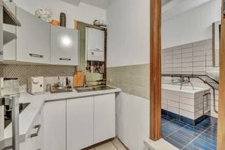 Op de grens tussen Ganshoren en Jette, op het gelijkvloers van een klein gebouw met 4 entiteiten zonder syndicus, aangenaam appartement van ±47...