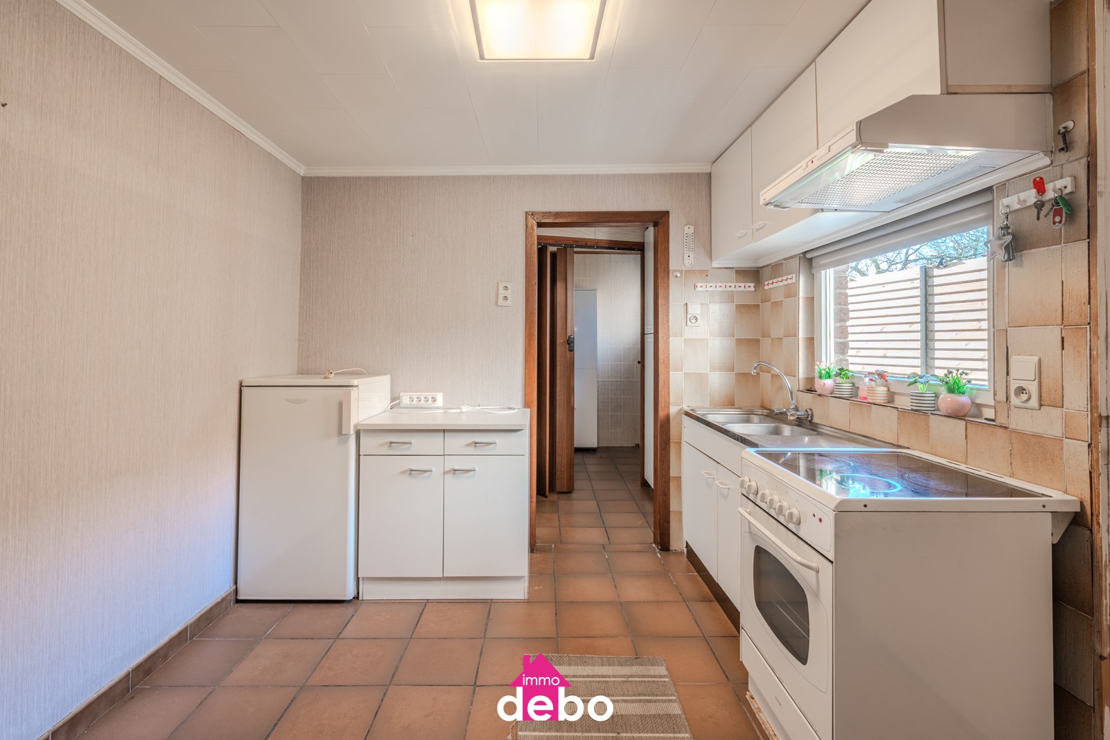 Ideaal gelegen op te frissen hoekwoning met zijgang voor fiets met diepe tuin, 3 slaapkamers, keuken, badkamer en zolder - foto 4