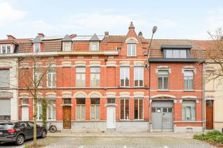 <p>Topgelegen, karaktervolle woning met verrassend veel ruimte!<br />Deze charmante, op te frissen woning biedt alle troeven: een lichtrijke leefruimte, 3 volwaardige slaapkamers en een gezellige stadstuin waar je volledig tot rust komt. Het gelijkvloers verwelkomt je met een sfeervolle zithoek, ruime eetplaats en praktische wasruimte/berging. Op de eerste verdieping vind je een royale slaapkamer en een badkamer met douche en toilet. De tweede verdieping verrast met twee extra slaapkamers. Bovendien beschikt de woning over een zolder en een kelder, ideaal voor extra opslag of toekomstige uitbreidingen.<br /><br />Een buitenkans voor wie op zoek is naar karakter, ruimte én een absolute toplocatie!<br /><br />Meer info op plan je bezoek via denis@immobeguin.be</p>