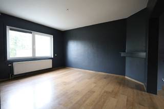 Te renoveren: Gezellige woning met mooie tuin, bestaande uit een gelijkvloers met inkomhal en toilet, woonkamer, eetkamer en keuken, een...