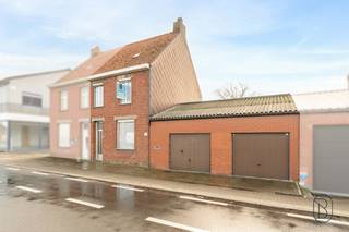 Te koop: charmante woning met grote tuin en twee garages op een mooi perceel van 600 m².Deze woning is strategisch gelegen, vlak bij belangrijke...