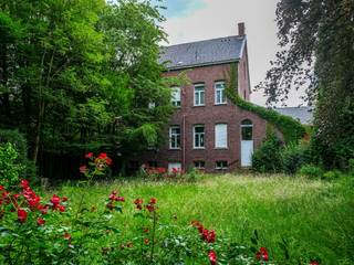 <strong>Izegem - Ruime pastorie met diepe tuin op landelijke ligging<br /><br />Eerste biedingsfase opgestart van 27 juli 2026 tot en met 14 augustus 2026 om 15u</strong><br /><br />Te koop via het biedingssysteem COVAST.<br />Domicill Vastgoed verzorgt voor u de biedingen op voorhand vast te leggen. <br /><br />In de schaduw van de kerktoren bevindt zich deze charmante en uitzonderlijk ruime pastorie, een eigendom die rust, karakter en functionaliteit perfect combineert. Dankzij haar landelijke ligging vormt deze woning de ideale thuisbasis voor gezinnen die op zoek zijn naar ruimte, terwijl ze tegelijkertijd uitstekende mogelijkheden biedt voor het inrichten van een praktijk, kantoor of thuiswerkruimte.<br />Het perceel beschikt bovendien over een prachtige, diepe tuin waar u in alle privacy kunt genieten van het buitenleven.<br />De woning biedt een royale oppervlakte en een doordachte indeling, verspreid over meerdere niveaus. Het hoofdgebouw heeft een bebouwde oppervlakte van ongeveer 198 m² op het gelijkvloers en bevindt zich op een perceel met een breedte van circa 28 meter. De voorgevel heeft een indrukwekkende breedte van ongeveer 20,1 meter.<br /><strong>Indeling:</strong>
<ul>
<li>Kelderverdieping: volledig onderkelderd.</li>
<li>Gelijkvloers: ruime inkomhal, twee bureauruimtes, woonplaats, salon, keuken, garage, berging, wasplaats en toilet.</li>
<li>Eerste verdieping: nachthal, vier volwaardige slaapkamers, badkamer en een extra kamer.</li>
<li>Zolderverdieping: ruime zolder met bijkomend potentieel.</li>
</ul>
Deze unieke eigendom biedt een zeldzame combinatie van authenticiteit, wooncomfort en multifunctionele mogelijkheden op een rustige en groene locatie. Een uitstekende opportuniteit voor wie op zoek is naar een ruime gezinswoning met karakter en toekomstmogelijkheden.<br /><br />Dit pand is onderhevig aan de renovatieverplichting die door de Vlaamse overheid wordt opgelegd voor residentiële gebouwen. Raadpleeg de website van het Vlaams Energie- en Klimaatagentschap via https://www.vlaanderen.be/een-huis-of-appartement-kopen/renovatieverplichting-voor-residentiele-gebouwen. <br /><br />Wacht niet te lang om deze unieke kans te grijpen. Kom het zelf ontdekken en ervaar de verschillende mogelijkheden die deze woning te bieden heeft. Wij staan klaar om u te verwelkomen in uw toekomstige droomhuis! Bel ons vrijblijvend op voor een bezoek en info. Wij begeleiden u graag met de glimlach op zoek naar uw droomwoning . T. 051 62 40 40.