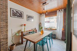 <p>Op zoek naar een gezellige woning waar je je meteen thuis voelt? Dan is deze charmante woning in de Dahliastraat zeker een bezoek waard.<br /><br />Dankzij de warme uitstraling en de natuurlijke lichtinval geniet je hier elke dag van een aangename sfeer.<br />De keuken, badkamer en het dak werden reeds vernieuwd, waardoor je meteen comfortabel kan wonen. Ook op technisch vlak zit je goed: de woning beschikt over een EPC-label C en een conforme elektrische keuring. <br /><br />Achteraan vind je een gezellig stadstuintje met veel groen, de ideale plek om 's ochtends rustig wakker te worden met een kop koffie, op een warme zomeravond te aperitieven of gewoon even te ontsnappen aan de drukte van de dag.<br /><br />Samengevat: een instapklare woning met een warm karakter, een gunstig EPC en een leuke ligging in Gent. Echt eentje uit de (9)duizend...<br /><br /><strong>Indeling: </strong><br /><br /><strong>Gelijkvloers:</strong></p>
<ul>
<li>Inkom</li>
<li>Woonkamer met eetplaats</li>
<li>Vernieuwde Keuken</li>
<li>Badkamer met toilet en douche</li>
<li>Veranda</li>
<li>Zonnig tuintje met veel groen! </li>
</ul>
<p> <br /><strong>Verdieping 1:</strong></p>
<ul>
<li>2 slaapkamers</li>
</ul>
<p><br /><strong>Verdieping 2: </strong></p>
<ul>
<li>Ruime (zolder) slaapkamer </li>
</ul>
<p><br />Interesse? <strong>Contacteer Gilles: 0497 72 68 34 </strong>of <strong>gilles@ocvastgoed.be</strong><br /><br />Technische gegevens:<br />Verwarming via accumulerende kachel<br /><br />EPC: kWh/m² 267(C-label), Bruto Vloeroppervlakte: 107m² (volgens het EPC-verslag) <br />Stedenbouwkundige inlichtingen: Woongebied, stedenbouwkundige vergunning, geen verkavelingsvergunning, geen rechterlijke herstelmaatregel of bestuurlijke maatregel opgelegd, geen voorkooprecht.<br />Effectief overstromingsgevoelig gebied. P-score = B, G-score = B<br />Dit pand is <u>niet</u> onderhevig aan de renovatieverplichting</p>