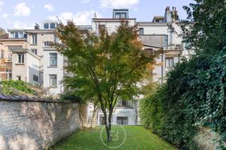 Gelegen op Avenue Brugmann, tussen het gerenommeerde Brugmannplein en Châtelain, bevindt zich dit gerenoveerde duplex appartement met een...