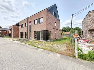 Dit nieuwbouwproject omvat 3 ruime woningen telkens met carport en tuin, gelegen in een rustige woonwijk in Desselgem.Het project omvat 1...