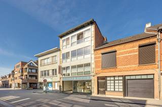 <p>Dit aangename appartement is centraal gelegen aan de Graatakker in Turnhout, op wandelafstand van winkels en dagelijkse voorzieningen. Dankzij de centrale ligging zijn ook horeca, openbaar vervoer en andere faciliteiten vlot bereikbaar.<br /><br />Het appartement van 79 m² omvat een inkomhal met berging, een lichtrijke leefruimte met aansluitende keuken, twee slaapkamers en een badkamer. De leefruimte vormt het aangename hart van de woning en geniet dankzij de grote raampartijen van een fijne lichtinval. Beide slaapkamers bieden een praktische en rustige slaap- of werkruimte. Een bijkomende troef is het westgerichte terras, waar u in alle rust van de namiddag- en avondzon kunt genieten. De 18 zonnepanelen en een thuisbatterij van 10 kWh zorgen bovendien voor een energiezuinige woning. <br /><br />Met een EPC-score van -33 beschikt het appartement over een uitstekende energieprestatie. Op basis van deze score valt het pand niet onder de renovatieverplichting.<br /><br />• 79 m² bewoonbare oppervlakte<br />• 18 Zonnepanelen + thuisbatterij<br />• EPC-score -33<br />• Centrale ligging nabij winkels en voorzieningen</p>