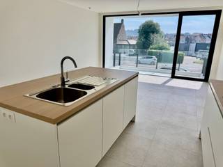 <p>Ce nouvel appartement d'une chambre avec terrasse est situé à la périphérie de Geraardsbergen.</p>
<p>Situé au 2e étage, il se compose d'un beau salon avec cuisine entièrement équipée (lave-vaisselle, plaque vitrocéramique avec hotte, réfrigérateur, four combiné), d'un débarras attenant à la cuisine, d'une terrasse spacieuse, d'une salle de bains avec douche à l'italienne et lavabo, d'une chambre et de toilettes séparées. Système de ventilation de type D. Chauffage par pompe à chaleur, panneaux solaires installés.</p>
<p>Place de parking incluse. Possibilité de garer un vélo.</p>
<p>L'immeuble est équipé d'un ascenseur.</p>
<p>Cet appartement offre à ses occupants un cadre de vie de qualité, à proximité des transports en commun, des commerces et des écoles.</p>
<p>Disponible immédiatement.</p>
<p>Loyer : 860 €/mois + charges de 35 €/mois.</p>
<p>Pour plus d'informations ou pour une visite : isabelle@cornelis-goeman.be ou 0498/10.69.56</p>
<br />
<p></p>