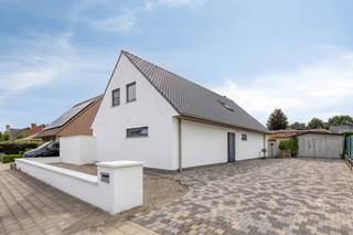 Deze ruime woning, gebouwd in 1973 en gerenoveerd in 2013, is gelegen in een rustige en aangename omgeving in Oostrozebeke. De ligging combineert een vlotte bereikbaarheid met een rustige woonomgeving, ideaal voor wie comfort en sereniteit wil verenigen.Met een bewoonbare oppervlakte van circa 170 m² en een perceel van 533 m² biedt deze woning verrassend veel ruimte. De woning beschikt over 5 volwaardige slaapkamers, wat ze bijzonder geschikt maakt voor grote gezinnen, thuiswerk of het creëren van extra hobby- of bureauruimtes. Daarnaast beschikt de woning over een garage, wat zorgt voor extra opslagruimte en een veilige parkeerplaats voor uw wagen.De tuin is west georiënteerd, waardoor u in de namiddag en avond volop kan genieten van de zon, ideaal voor ontspanning op het terras of gezellige zomeravonden buiten.Ook op energetisch vlak scoort de woning goed met een gunstig EPC-label C, wat bijdraagt aan een comfortabel en energiezuinig woonklimaat.Dankzij de renovatie in 2013 werd de woning reeds op belangrijke punten gemoderniseerd, waardoor ze instapklaar is en tegelijk nog ruimte laat voor verdere persoonlijke afwerking naar eigen smaak.Bent u op zoek naar een ruime woning met een uitstekende ligging en tal van mogelijkheden? Dan is deze eigendom zeker een bezoek waard. Contacteer ons vandaag nog voor meer informatie of een bezichtiging.De eigendom wordt aangeboden via de Pre-sale formule. Op 11/07/2026 tussen 10:00 en 12:00 kan u de woning op afspraak komen bezichtigen en een bod uitbrengen. De vermelde prijs is een instelprijs. Voor meer info, gelieve contact op te nemen met de dossierverantwoordelijke.Bestuursmaatregelen in het maatregelenregister: neeDeze AI-visualisaties zijn bedoeld als inspiratie. Er werd geen rekening gehouden met technische specificaties, stedenbouwkundige voorschriften of de concrete mogelijkheden tot realisatie.
