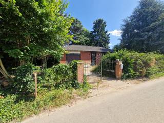 We vinden deze te renoveren, gelijkvloerse woning terug in de Kruisboogstraat. Ze bevindt zich op een ruim perceel van 10 are en biedt een...