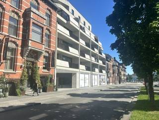 Dit één-slaapkamer appartement is gelegen op de tweede verdieping op de Thonissenlaan 70 in het nieuwbouwproject Boulevard. Nieuwbouwproject Boulevard ligt op wandelafstand van alle belangrijke locaties, want je bent slechts een boogscheut verwijderd van het station, de winkelstraten, restaurants en cafés. Groen en water vind je eveneens op enkele stappen van je appartement, dat ligt in de vriendelijke, verkeersarme en veilige provinciehoofdstad Hasselt. Kortom: in Boulevard kom je écht thuis, en ervaar je iedere dag het gemak van het leven.<br />Het appartement bestaat uit een ruime inkomhal, een leefruimte met geïntegreerde keuken met alle hedendaagse toestellen, een mooi terras van 15 m², een slaapkamer met een aansluitende badkamer, een berging, en een gastentoilet. De wagen kan geplaatst worden in de ondergrondse garage (autostaanplaats). Hier is er eveneens een kelderberging.<br />De verwarming gebeurt met een warmtepomp en je kan genieten van vloerverwarming. Het appartement is volledig geschilderd en is voorzien van verlichting.<br />Pluspunten voor dit appartement:<br /> - eerste bewoning<br /> - moderne technieken<br /> - zeer mooie ligging, in centrum Hasselt<br /> - autostaanplaats inbegrepen<br />Wens je dit appartement te bezichtigen? Maak snel een afspraak met Valère Vangeel via valere@vestio.com of bel 0472 323 424 .<br /><br />