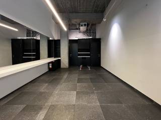 Het handelspand heeft een centrale ligging en is gelegen in Dok-Noord. De handelsruimte beschikt over een bruto vloeroppervlakte van 60 m2...